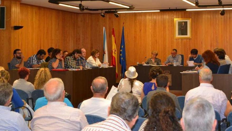 Celebración de un pleno municipal en Cambre, el mes pasado.