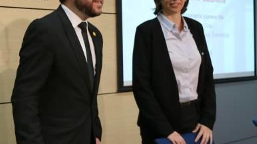 Pere Aragonès i la directora general d&#039;Anàlisi Econòmica, Marta Curto