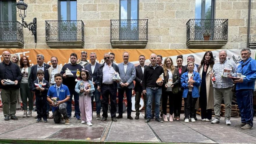 Foto de grupo con los ganadores del Concurso Internacional de Pesca de Ponte Caldelas.