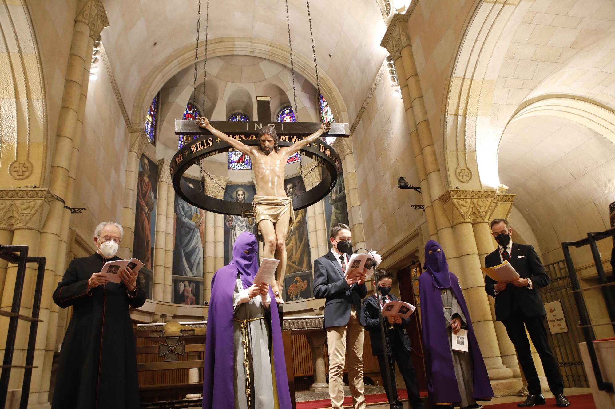 Celebración del Vía Crucis en la iglesia de San Pedro en Viernes Santo