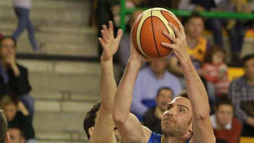 Urtasun, que debutó en Ourense, busca el aro extremeño . // I.O.