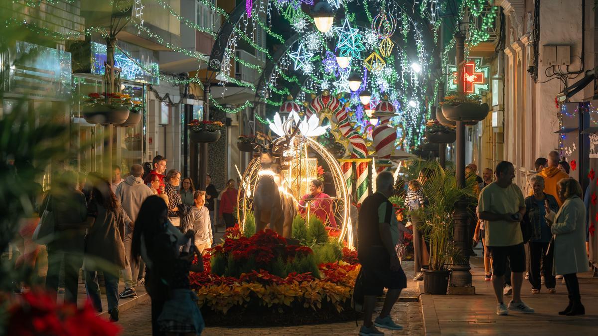 Decorado artístico en la calle Capitán Quesada por la Semana de las Flores