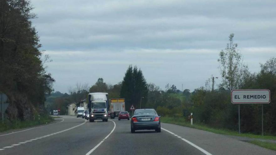 Tráfico en la carretera nacional 634 a la altura de El Remedio (Nava).