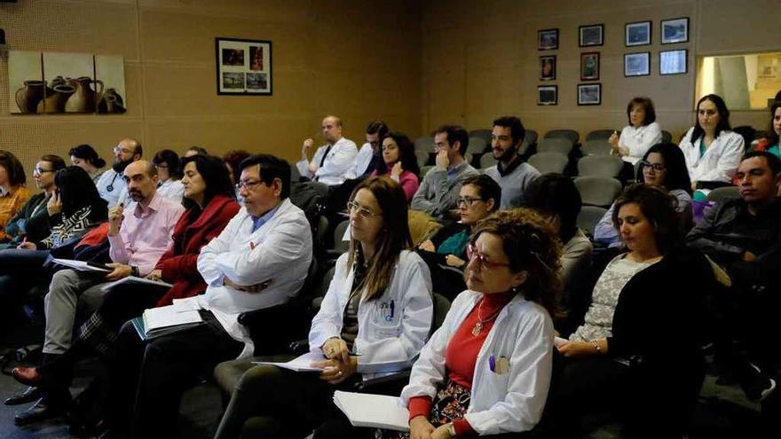 Asistentes a la mesa redonda de la II Jornada de Investigación del Complejo Asistencial