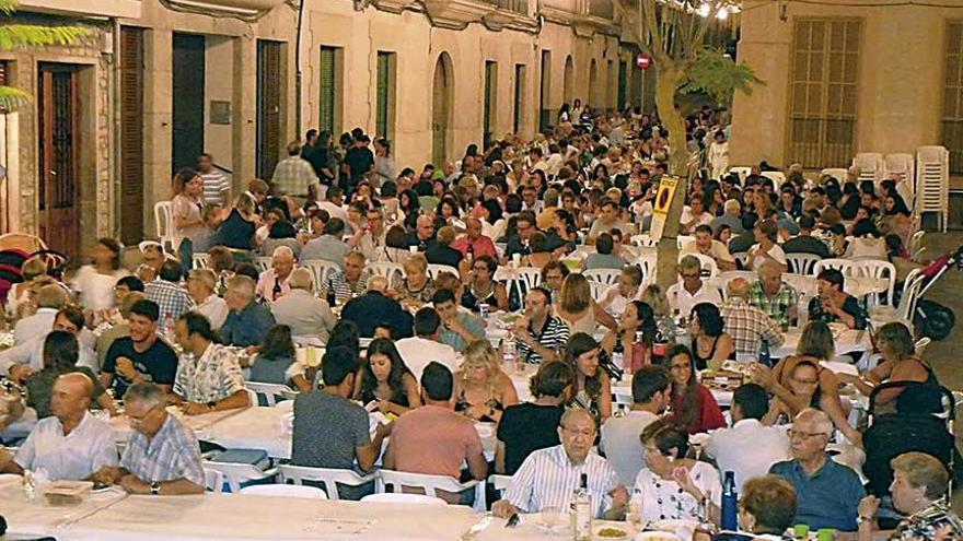 Multitudinaria cena de Sant Bartomeu