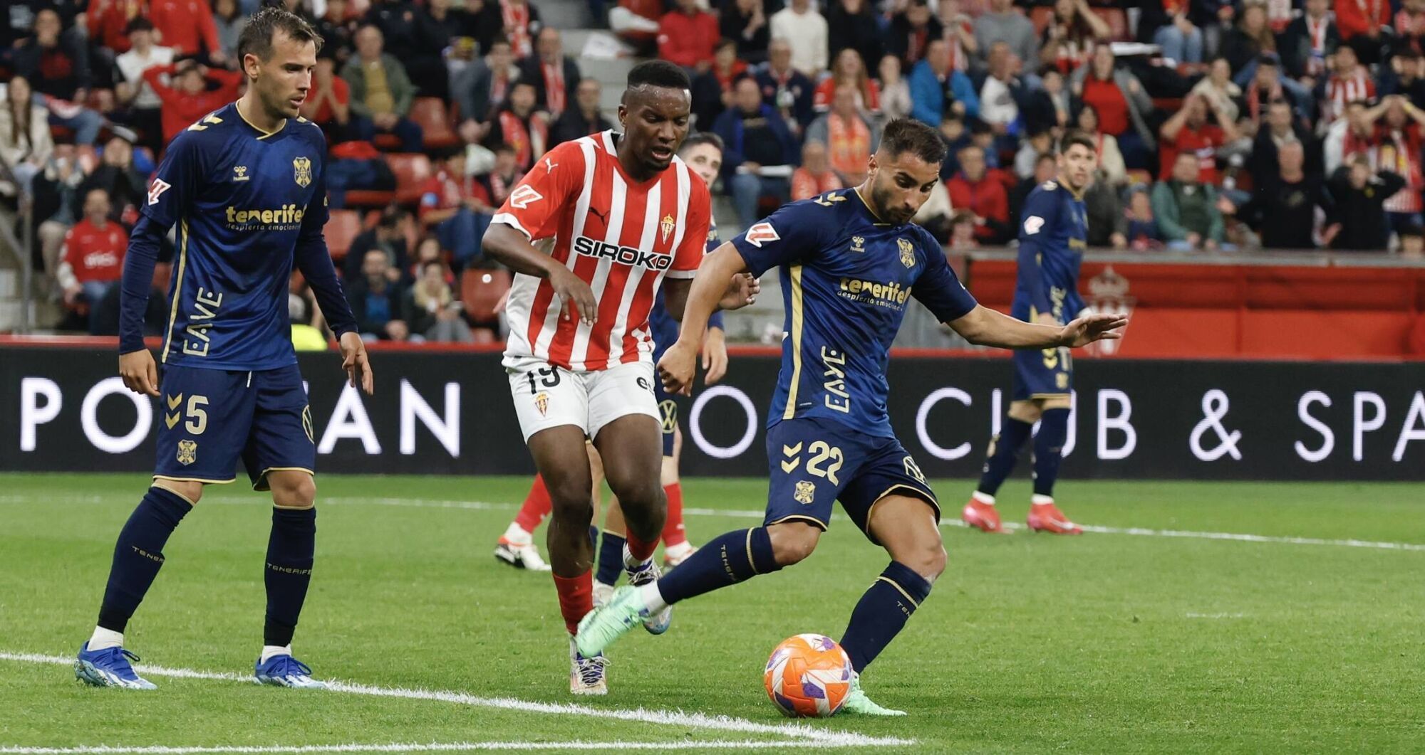 EN IMÁGENES: El Sporting - Tenerife disputado en El Molinón