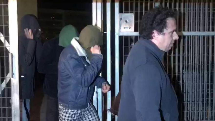 Los tres detenidos por violación a tres hermanas en Murcia salen del juzgado