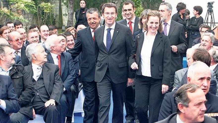 Núñez Feijóo, en el momento de entrar en el recinto donde se celebró el acto oficial.  // J.L. Oubiña