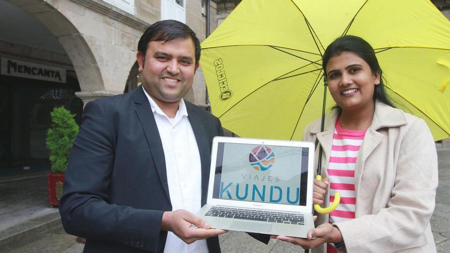 Totan Kundu y Priya Gosh, en la plaza Mayor de Ourense.