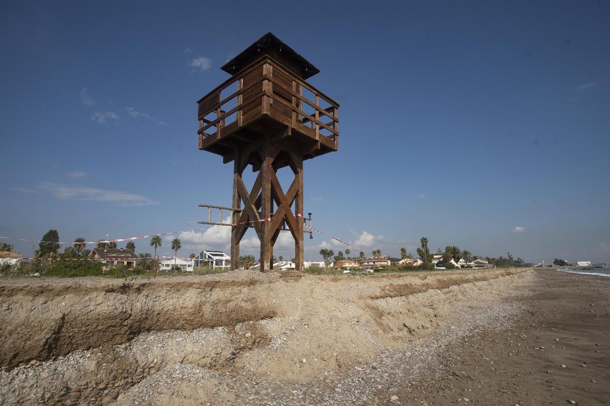 La torre de los socorristas, balizada tras el último avance del mar.