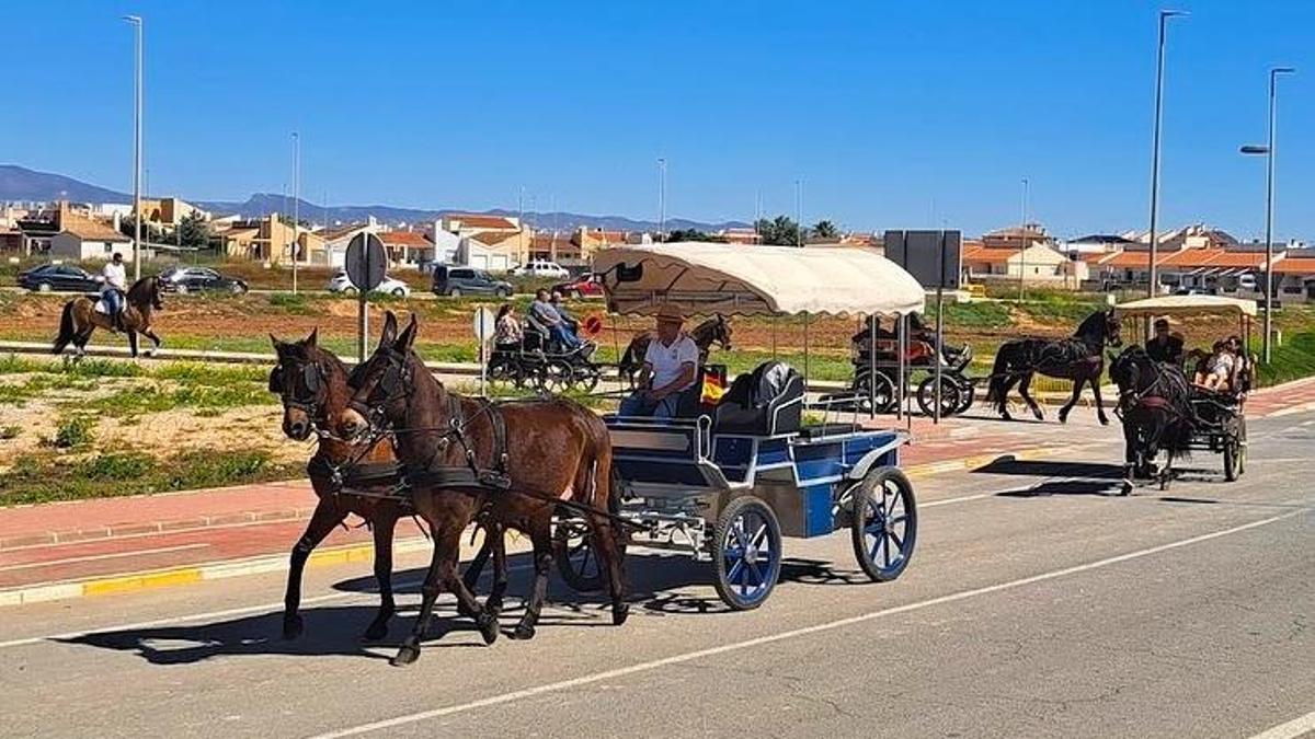 Participantes de la Feria de Ganados camino del recinto ferial