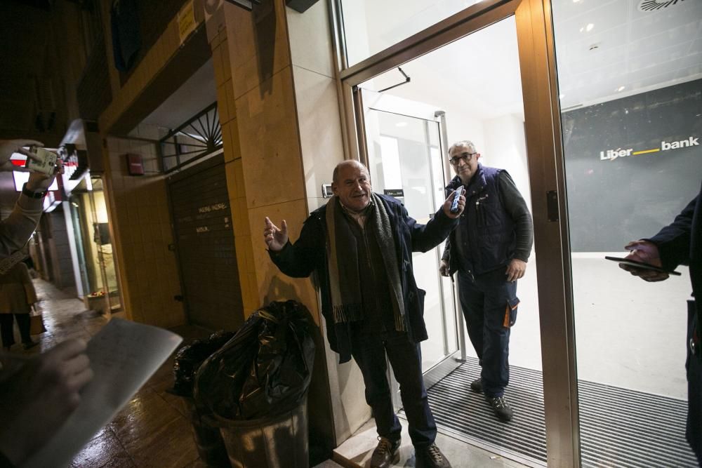 Un hombre queda atrapado en un cajero en Oviedo