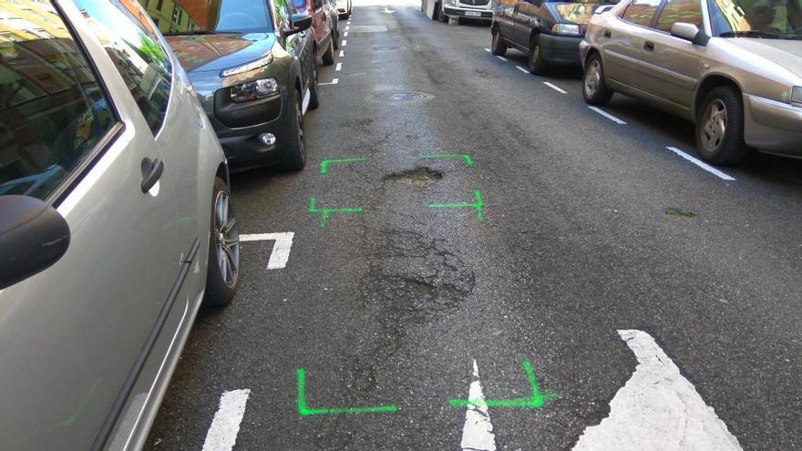 Los baches marcados en Ciudad Naranco, esta mañana.