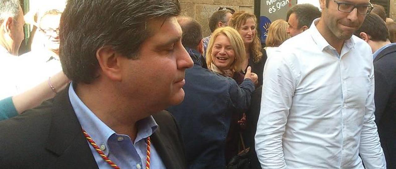 Pedro Rosselló, alcalde entrante de Manacor, y Miquel Oliver, alcalde saliente, el día de la moción de censura.