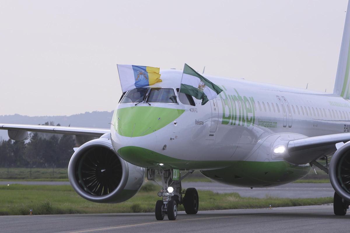 Avión de Binter con las banderas de Canarias y Andalucía.