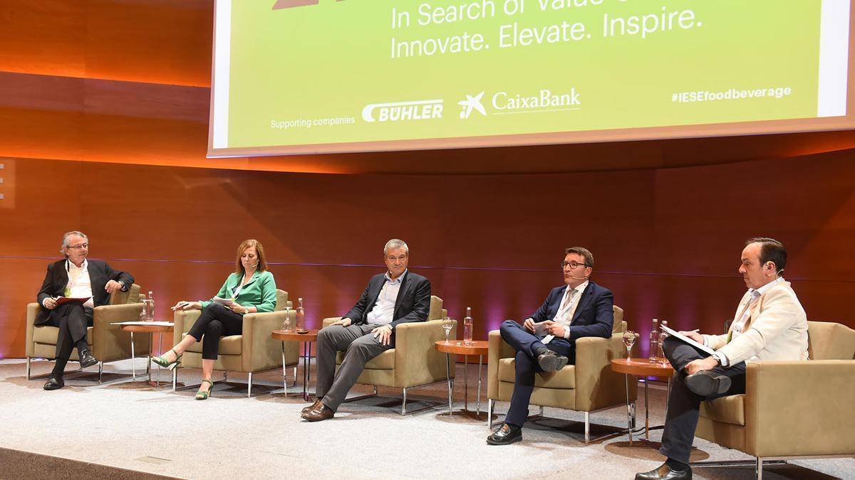 Miquel Lladó (IESE), junto a los representantes de AECOC, Ecoembes, ASEDAS y FIAB.