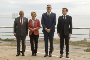 El presidente del Gobierno, Pedro Sánchez, con la presidenta de la Comisión Europea, Ursula von der Leyen; el presidente de Francia, Emmanuel Macron; y el primer ministro de Portugal, Antonio Costa, en Alicante en la presentación del H2Med. 