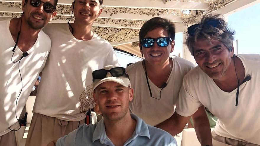 Manuel Neuer, junto a los empleados del Puro Beach.