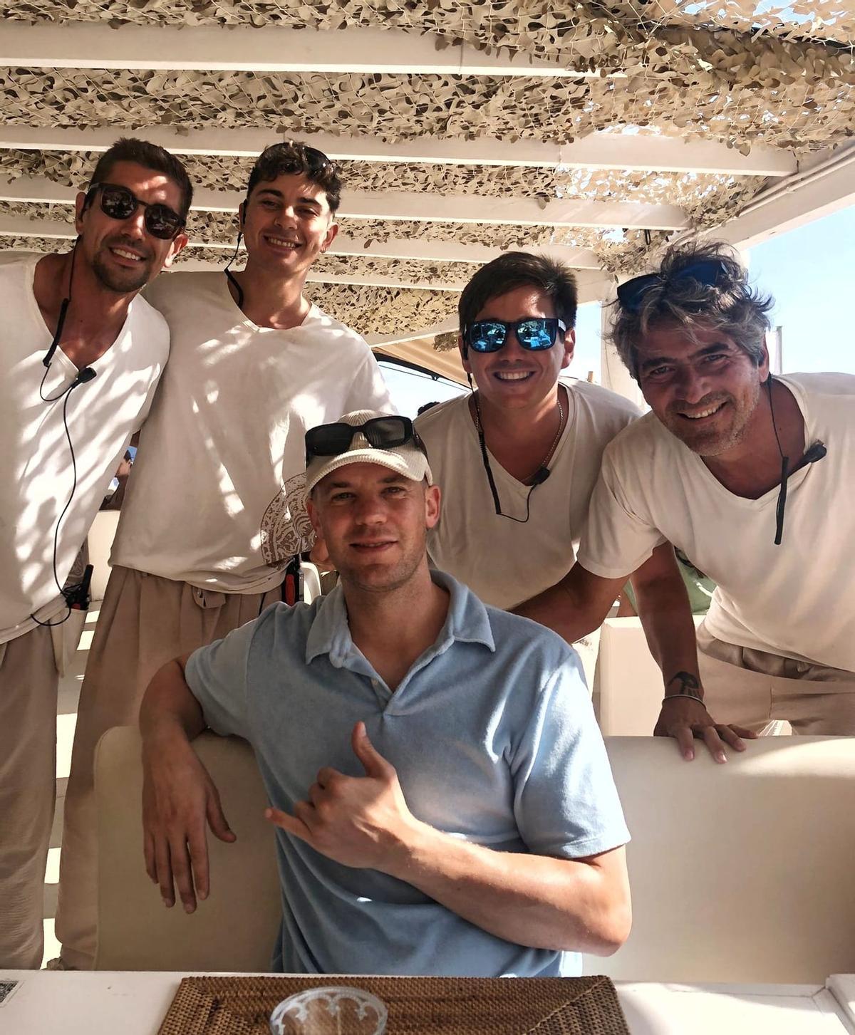 Manuel Neuer, junto a los empleados del Puro Beach.