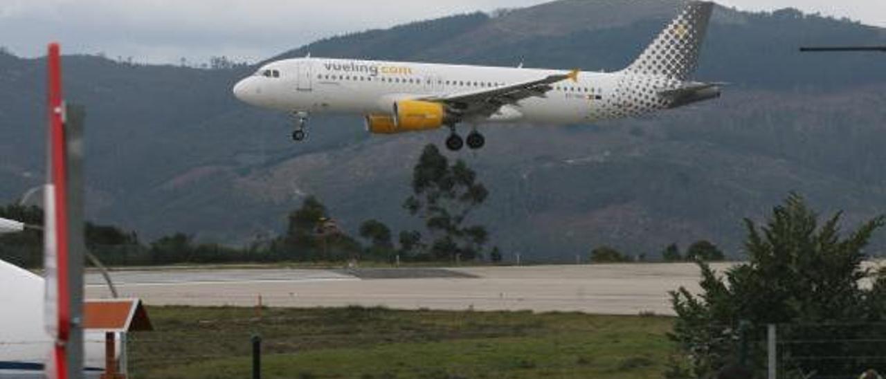 Un avión de la aerolínea Vueling aterrizando en el aeropuerto de Vigo. // De Arcos