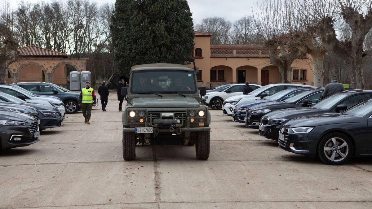 Un vehículo del Ejército de Tierra accede a la zona ya rehabilitada de Monte la Reina. | Ana Burrieza