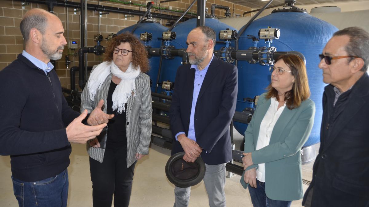 La secretària d'Acció Climàtica, Anna Barnadas, i l'alcalde de Calaf, Jordi Badia, escoltes les explicacions tècniques en la inauguració de la planta de desnitrificació de Calaf