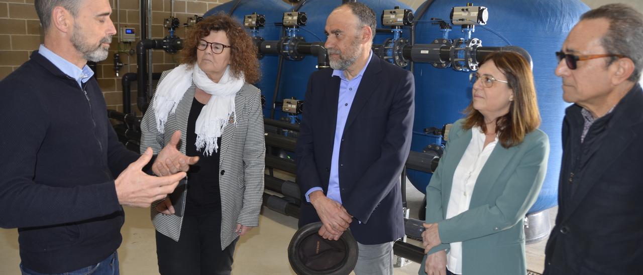 La secretària d&#039;Acció Climàtica, Anna Barnadas, i l&#039;alcalde de Calaf, Jordi Badia, escoltes les explicacions tècniques en la inauguració de la planta de desnitrificació de Calaf