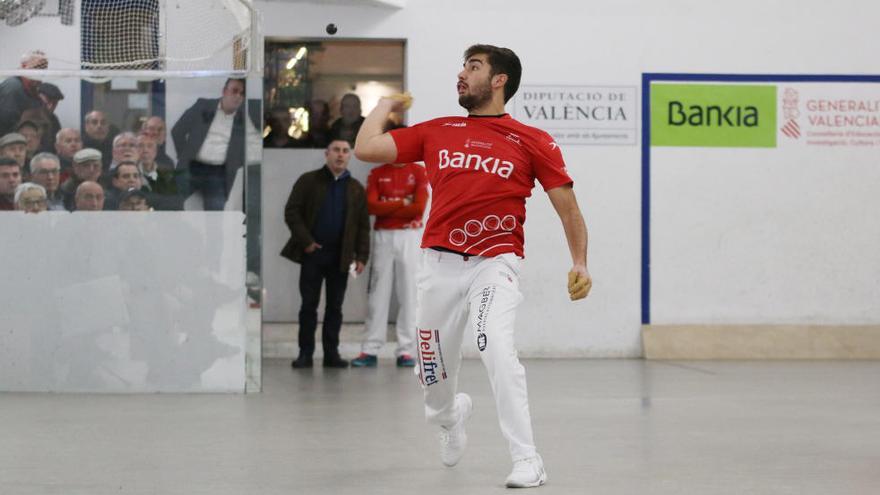 Francés es disposa a carregar després d&#039;un rebot en el vidre de la llotgeta, ahir al trinquet Pelayo.