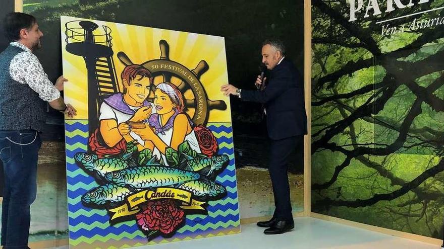 El artista Joaquín Viña, a la izquierda, descubre la obra que ha realizado para el Festival de la Sardina de Candás, en presencia de Alain Fernández, director del Teatro Prendes y coordinador municipal de Festejos.