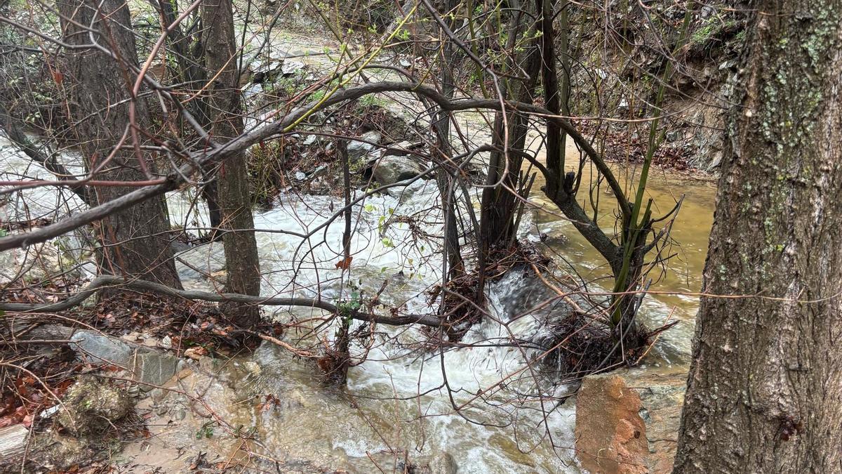 Vista del río Laroya, con más agua de lo habitual debido a últimas lluvias