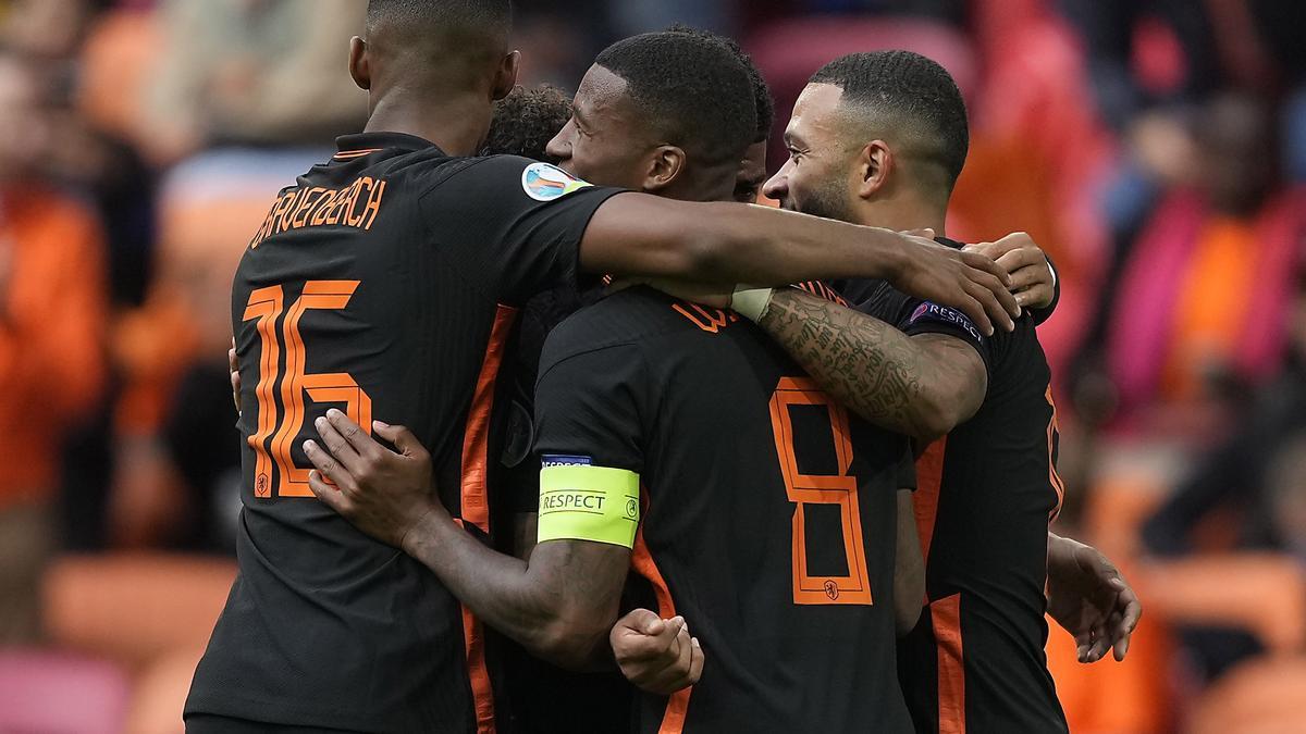 Los jugadores holandeses celebran uno de los goles ante Macedonia