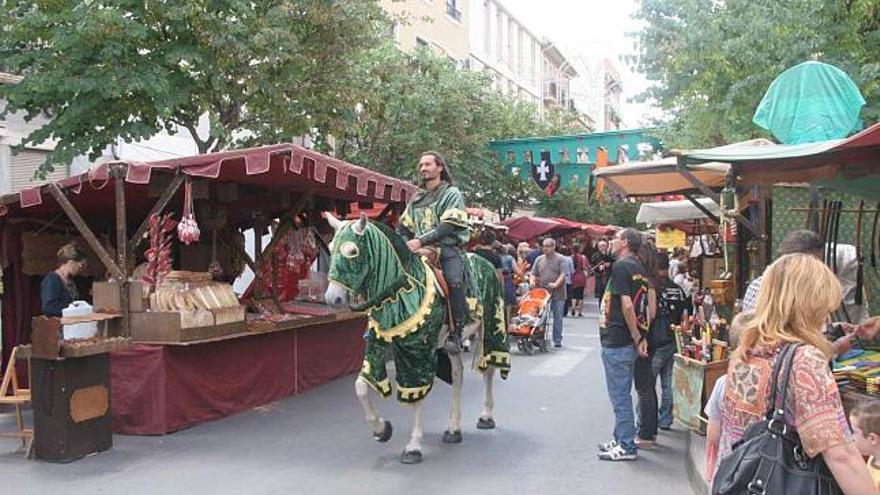 Los puestos de artesanía y la imaginería medieval tomaron las calles del centro histórico.