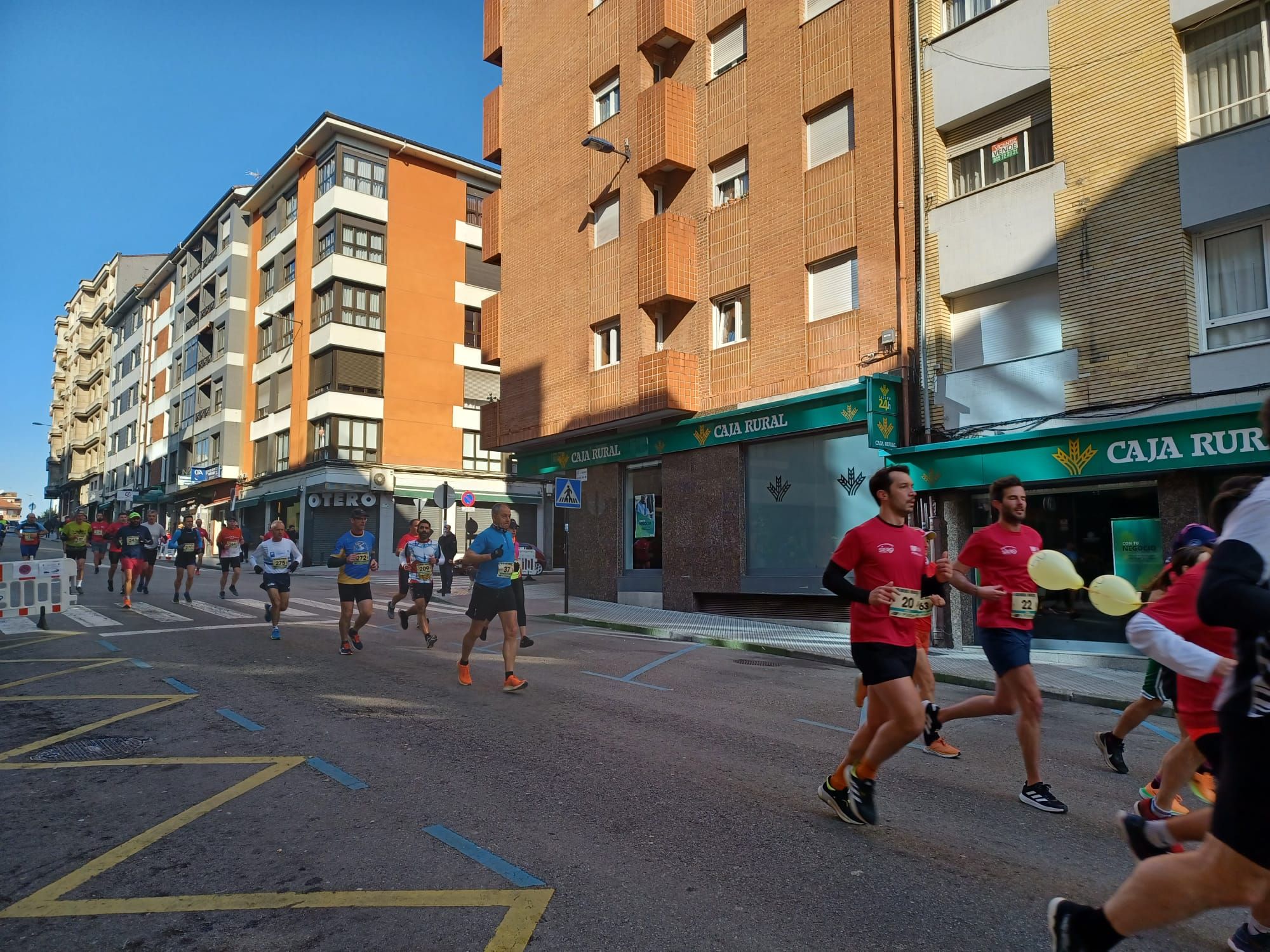 Todas las imágenes de la  XXXIII Media Maratón de Siero: así fue la gran prueba con salida en la Pola