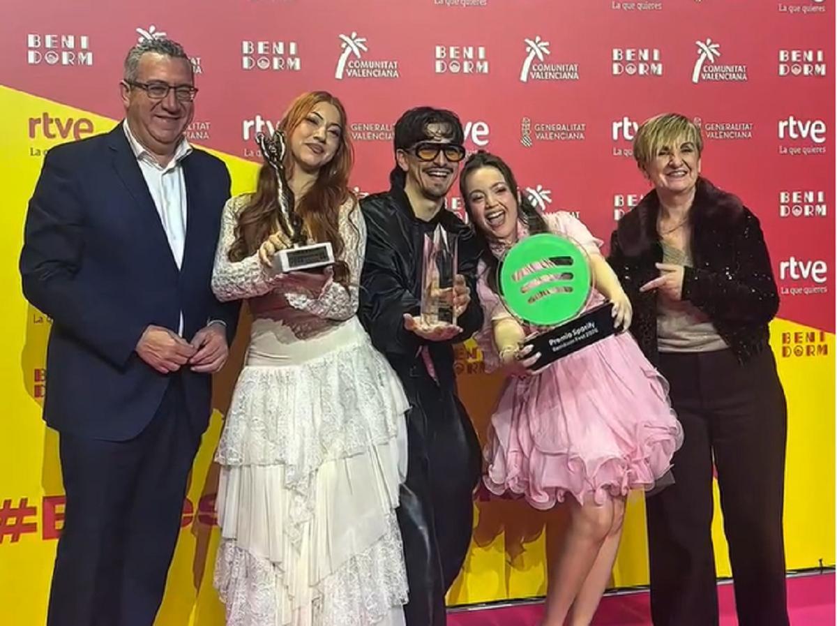 Marian Cano y Toni Pérez con los ganadores del Benidorm Fest: Tony Grox, Lucycalys y Asha.