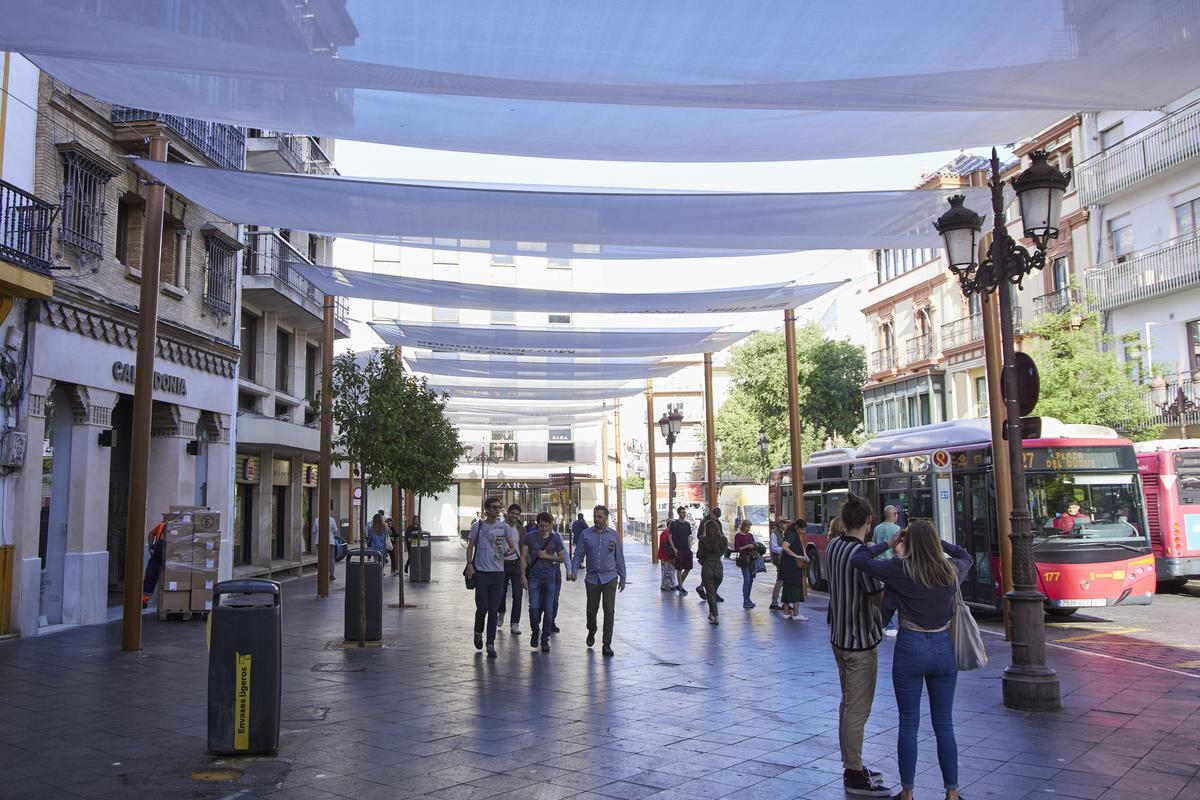 En algunas calles del centro de Sevilla ha empezado a instalarse los toldos para calmar el calor de la primavera y el verano, a 19 de abril de 2023 en Sevilla (Andalucía, España). El ayuntamiento de Sevilla ha comenzado con instalación de los toldos en algunas del centro de Sevilla. La calle Sierpes, Tetuán, plaza de la Campana o plaza de San Francisco, será parte de los enclaves donde se instalarán los toldos. 19 ABRIL 2023 Joaquin Corchero / Europa Press 19/04/2023 / Joaquin Corchero;category_code_new;