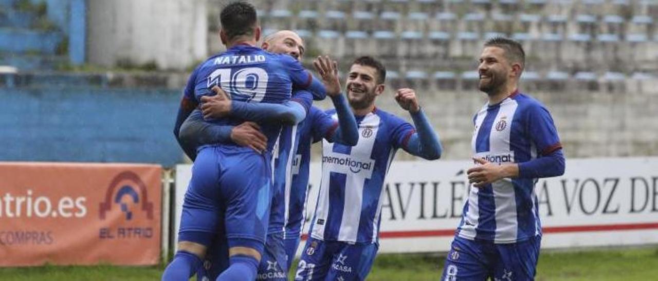 Rafa Silveira levanta a Natalio para celebrar un gol del Avilés en el Suárez Puerta.