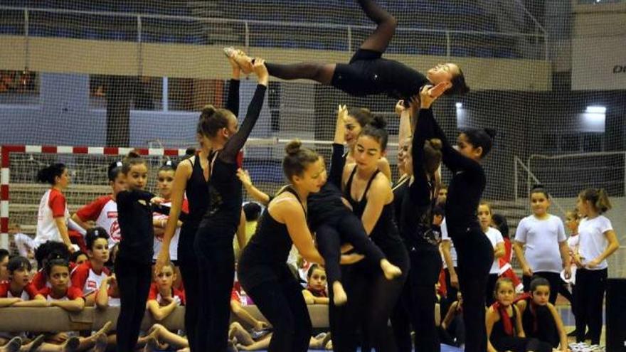 El Club Treboada reúne a 400 niños  en el festival de Nadal en el Municipal