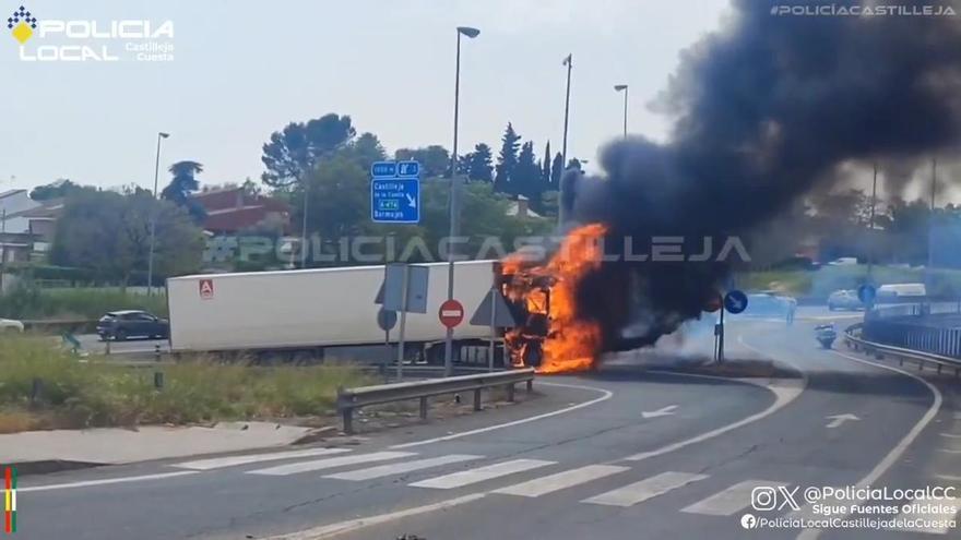 Vídeo | Un camión sale ardiendo en la A-49 a la altura de Castilleja de la Cuesta