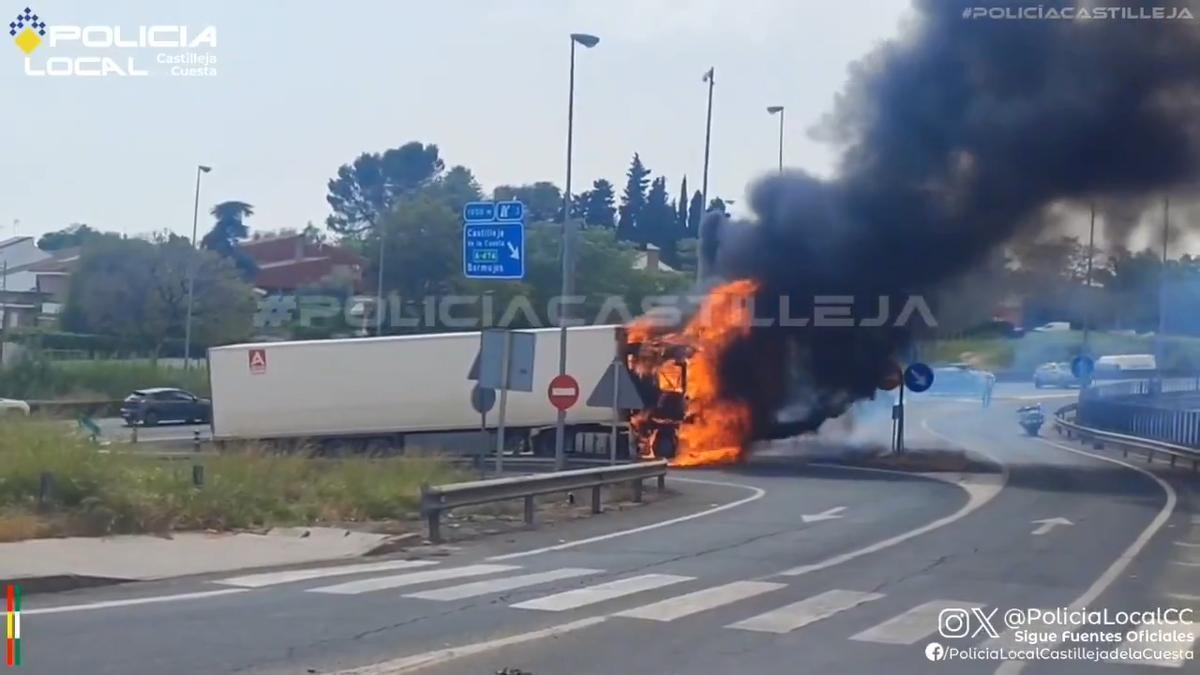 Vídeo | Un camión sale ardiendo en la A-49 a la altura de Castilleja de la Cuesta