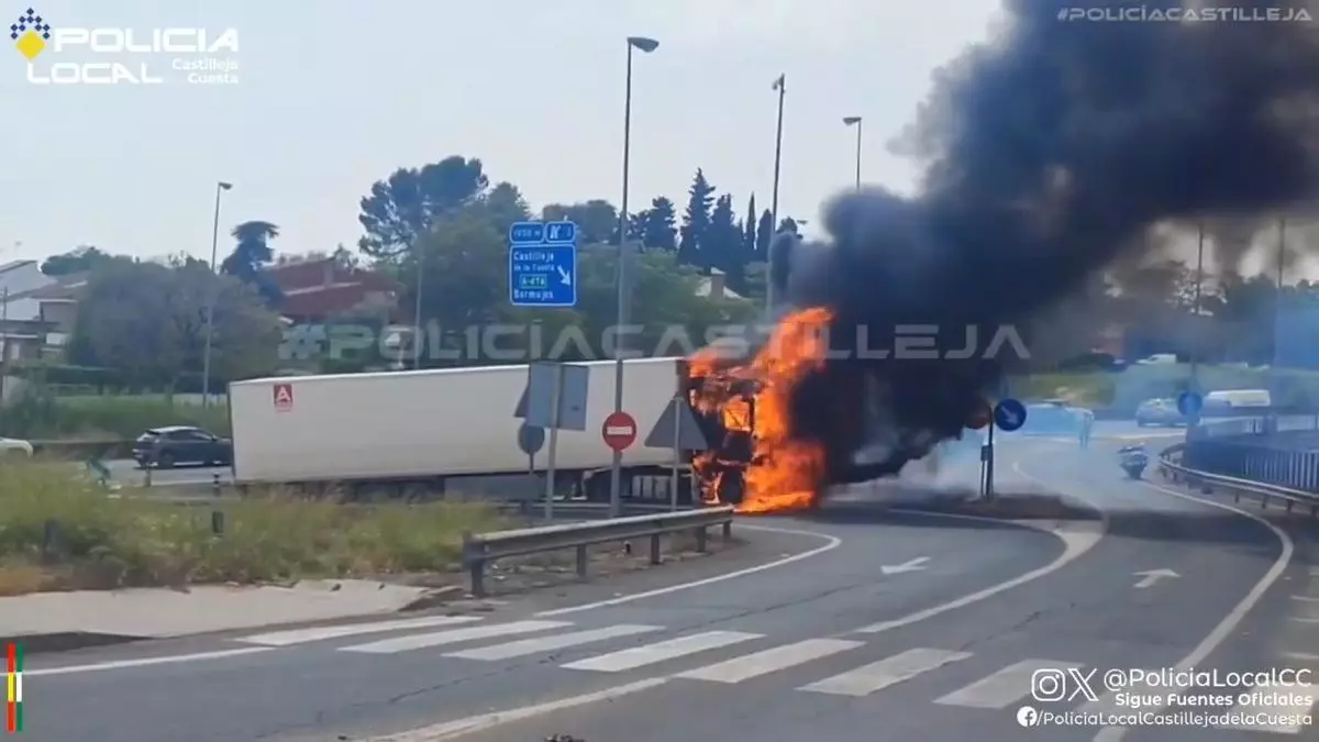 Corte total de la A-49 en dirección a Huelva: retenciones kilométricas por el incendio de un camión a la altura de Castilleja de la Cuesta