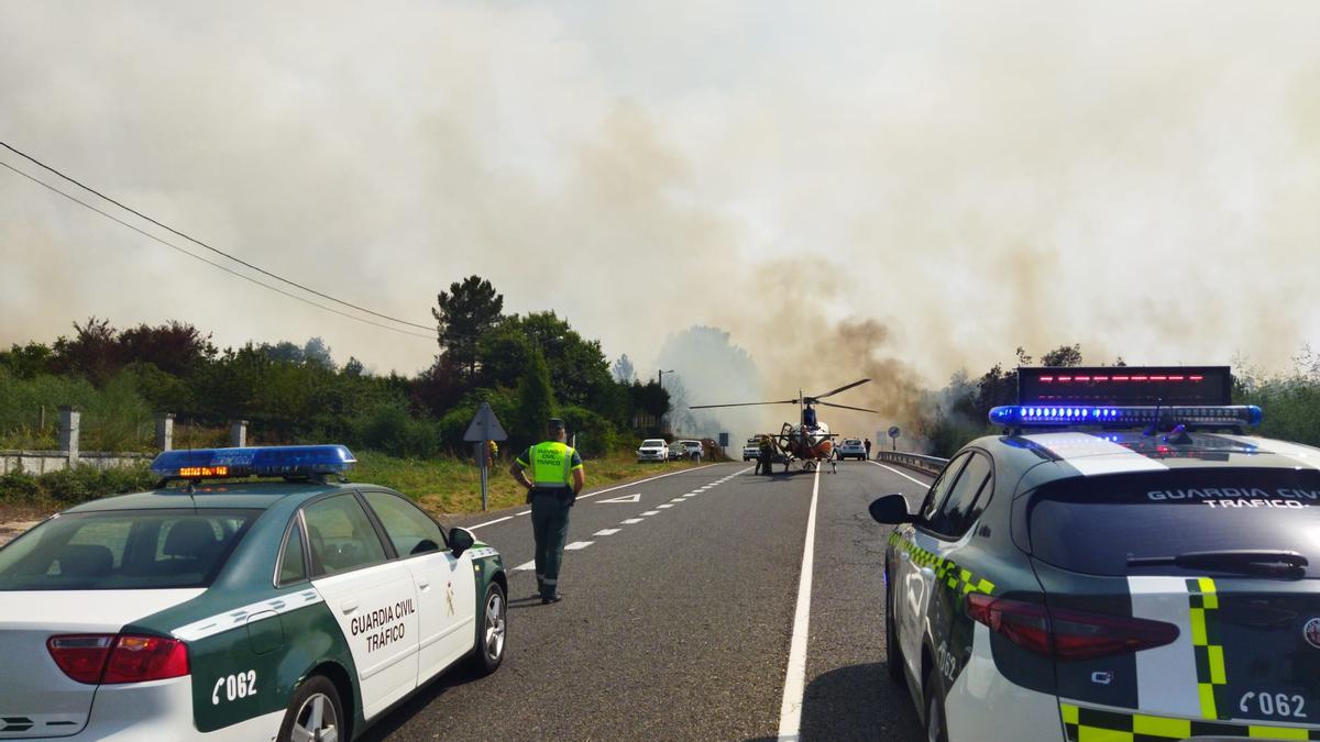 Corte de carretera en Vilamarín por un incendio forestal.