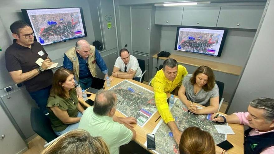 Reunión de coordinación en el Puesto de Mando Avanzado del incendio forestal declarado el 15 de julio en Mijas y que afecta a este y a los municipios vecinos de Alhaurín de la Torre y Alhaurín el Grande.