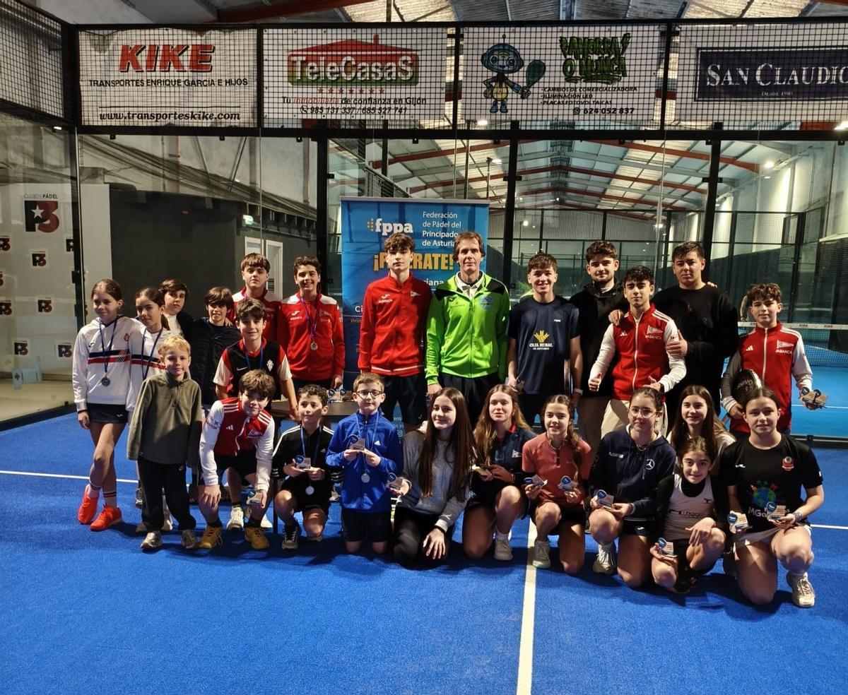 Los premiados en la II prueba de menores del circuito asturiano, organizado por el club padel P3