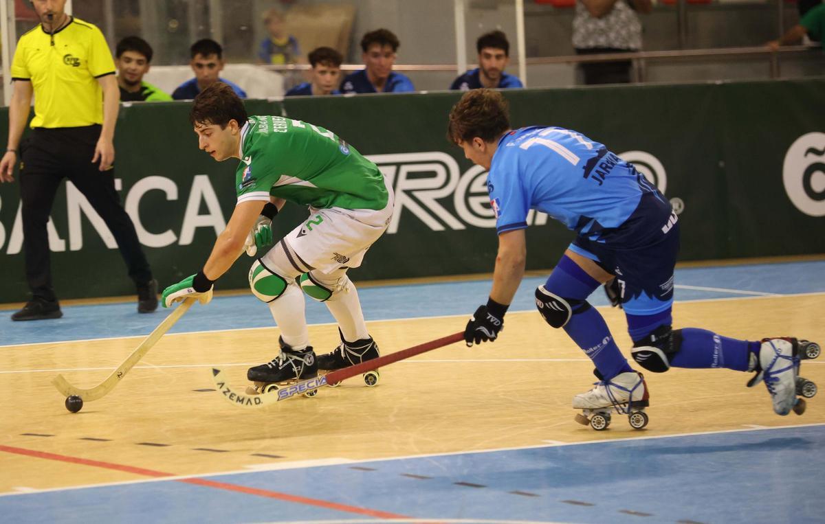 Nil Cervera controla la bola en el partido de la primera vuelta frente al Rivas.