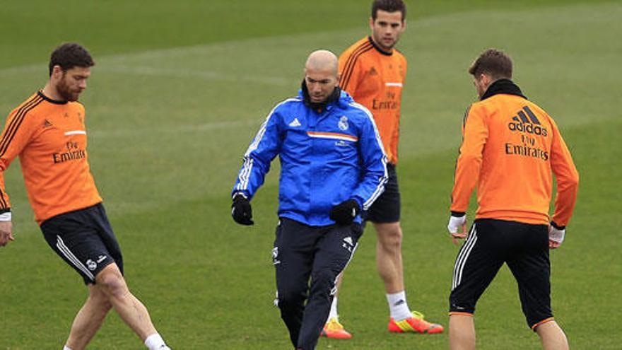Tres meses de sanción a Zinedine Zidane por entrenar a RM Castilla