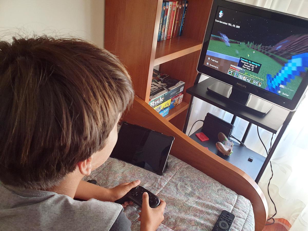 Un niño frente a su pantalla