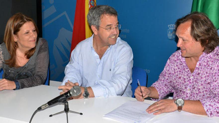 Firma del contrato con el artista Toby Govan para la cesión de cinco esculturas a Estepona.