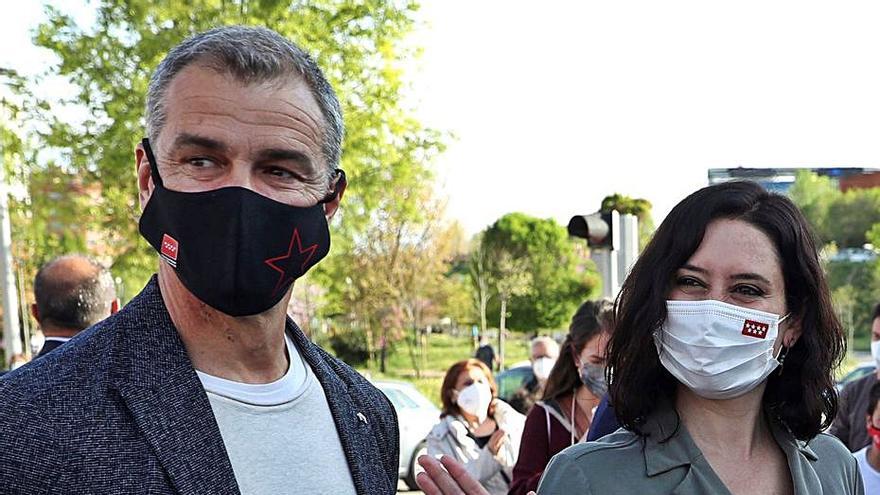 Toni Canto en precampaña con Isabel Díaz Ayuso. | KIKO HUESCA