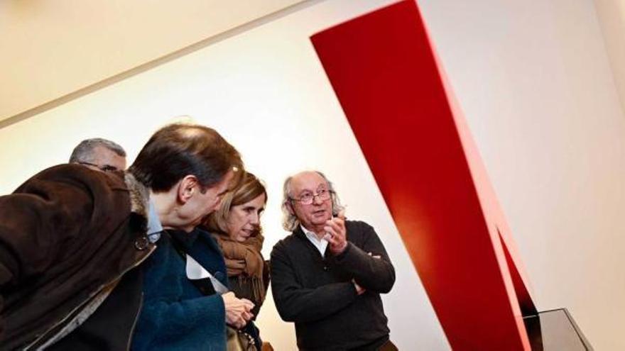 Herminio, a la derecha, ayer, explicando al público una de las obras de la exposición que inauguró en la sala Vigil-Escalera.