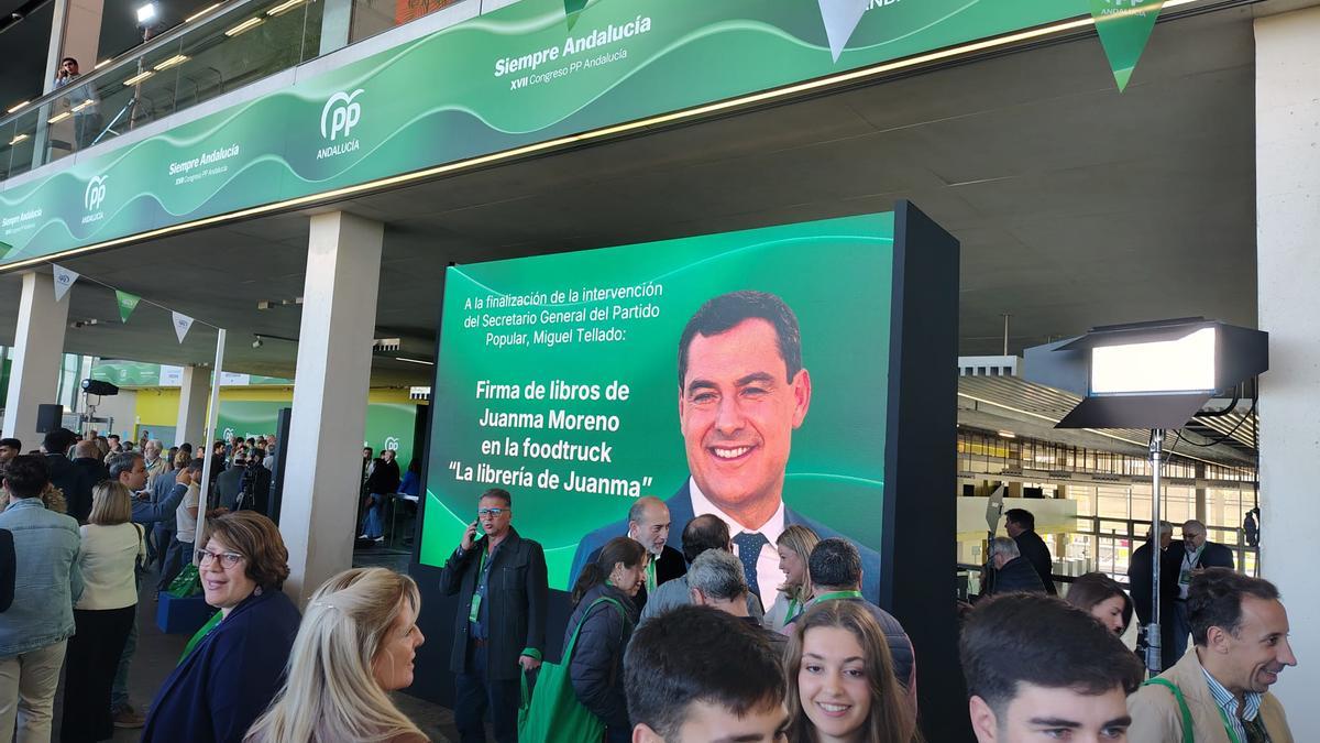 Stand para la firma de libros de Juanma Moreno en el Congreso del PP-A
